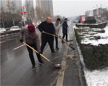 鏟雪保通行，行動(dòng)暖人心